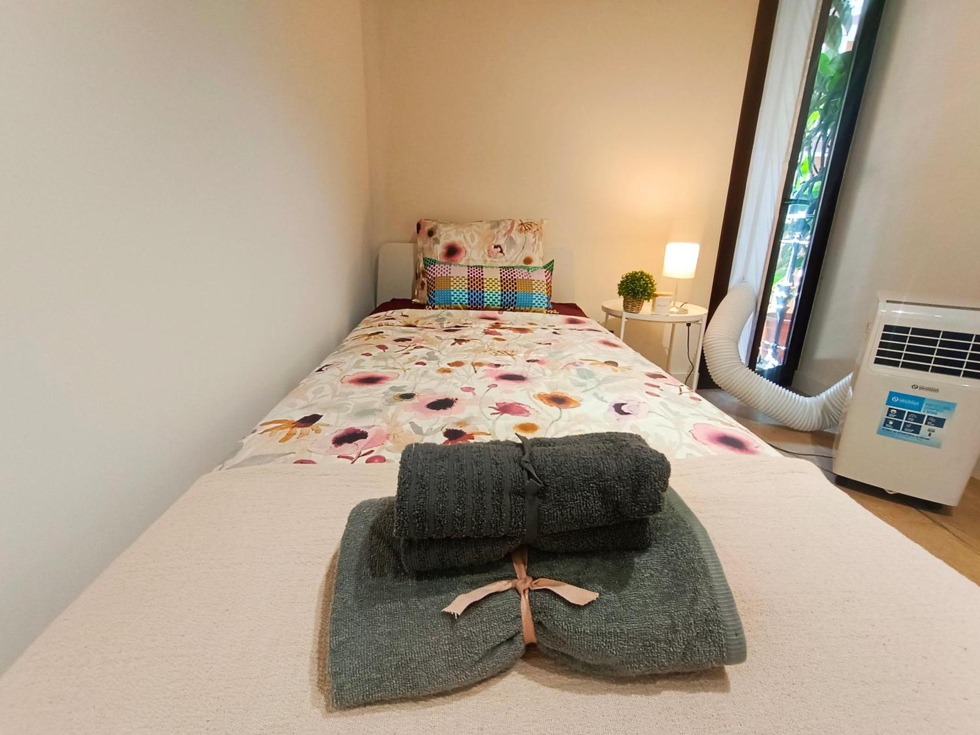 Private Rooms In Born Barcelona Exterior foto